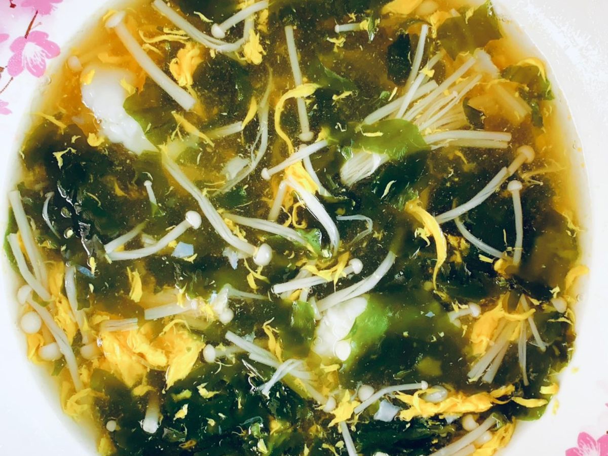 Canh rong biển trứng gà, nấm kim châm