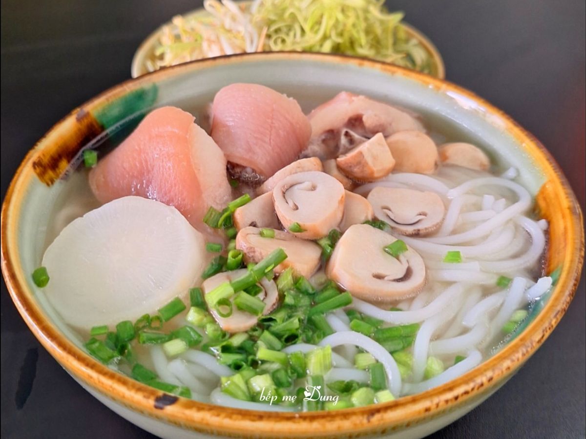 Bún đuôi heo nấm rơm