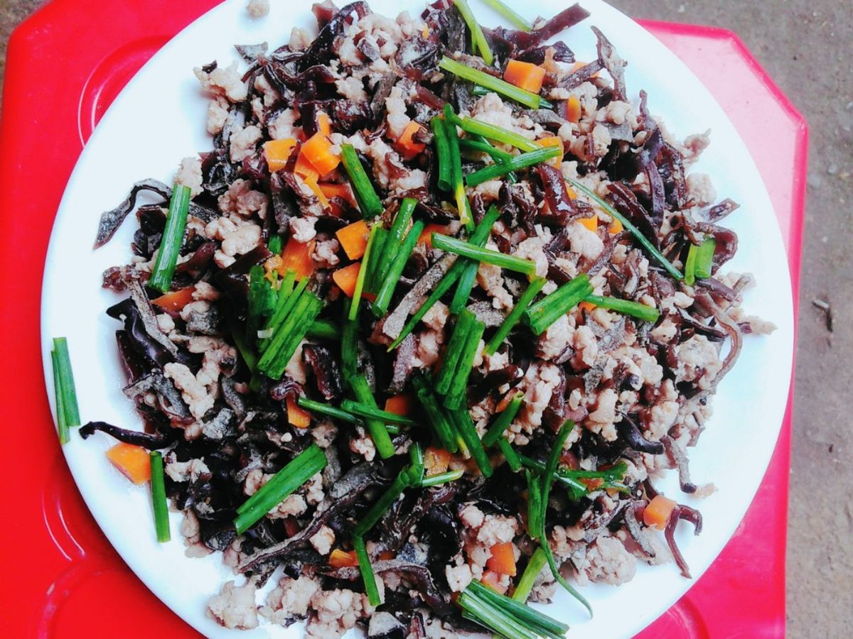 Thịt băm xào cà rốt mộc nhĩ
