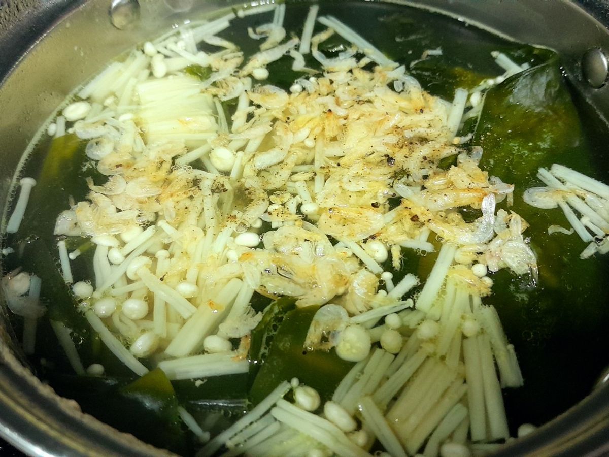 Canh rong biển tép khô nấm kim châm