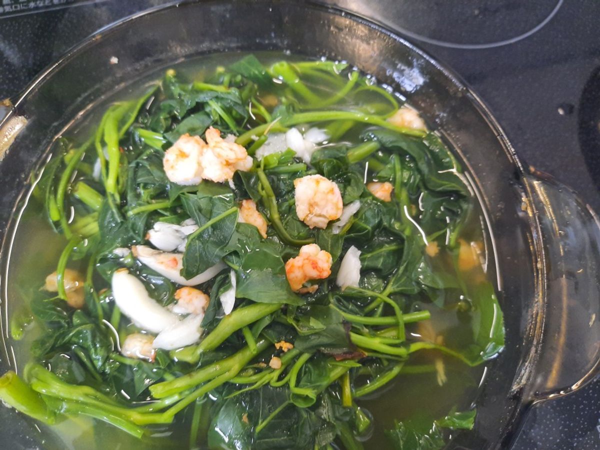 Canh rau muống nấu tôm sắt