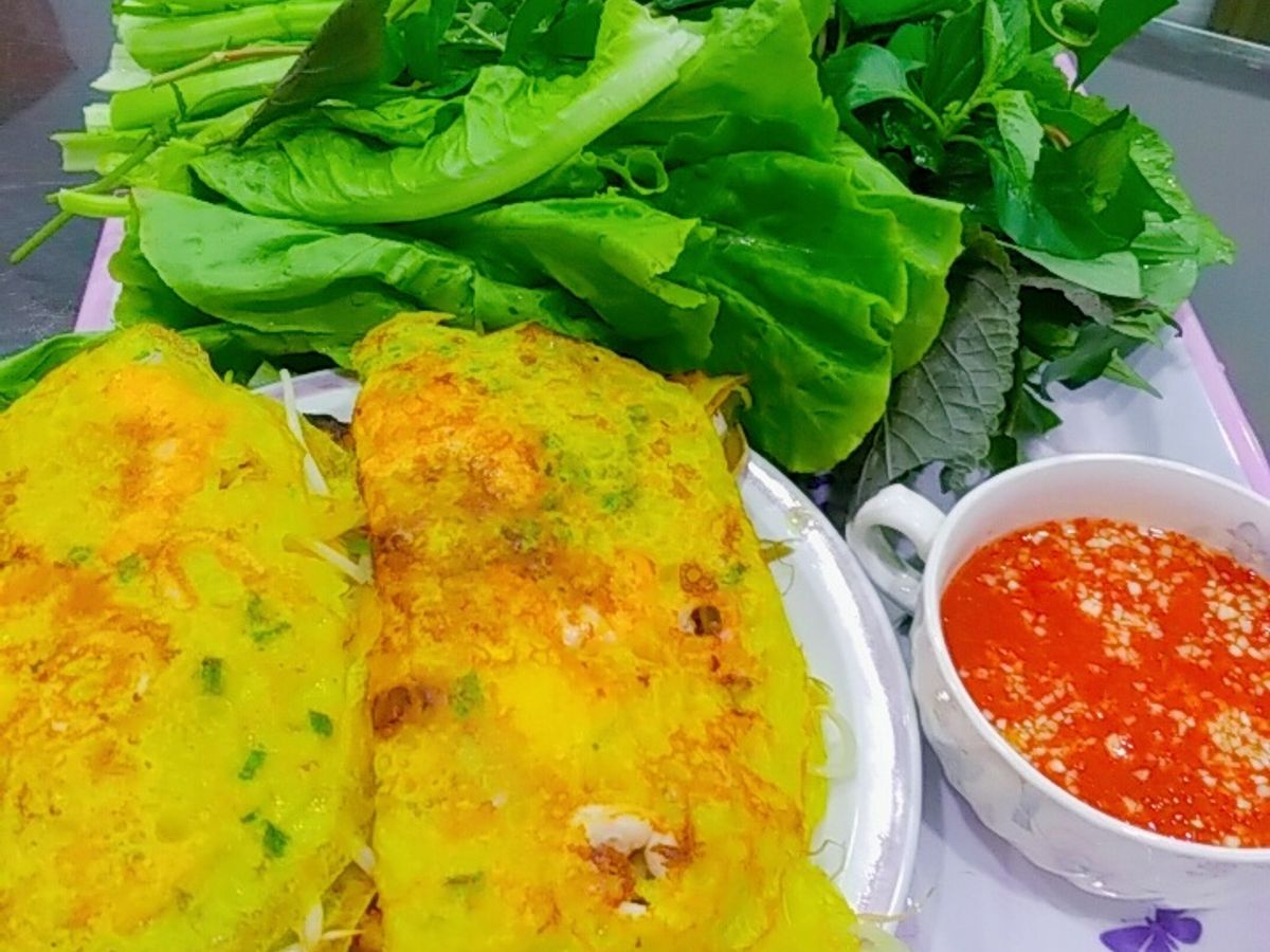 Bánh xèo tôm,thịt, mực và trứng cút
