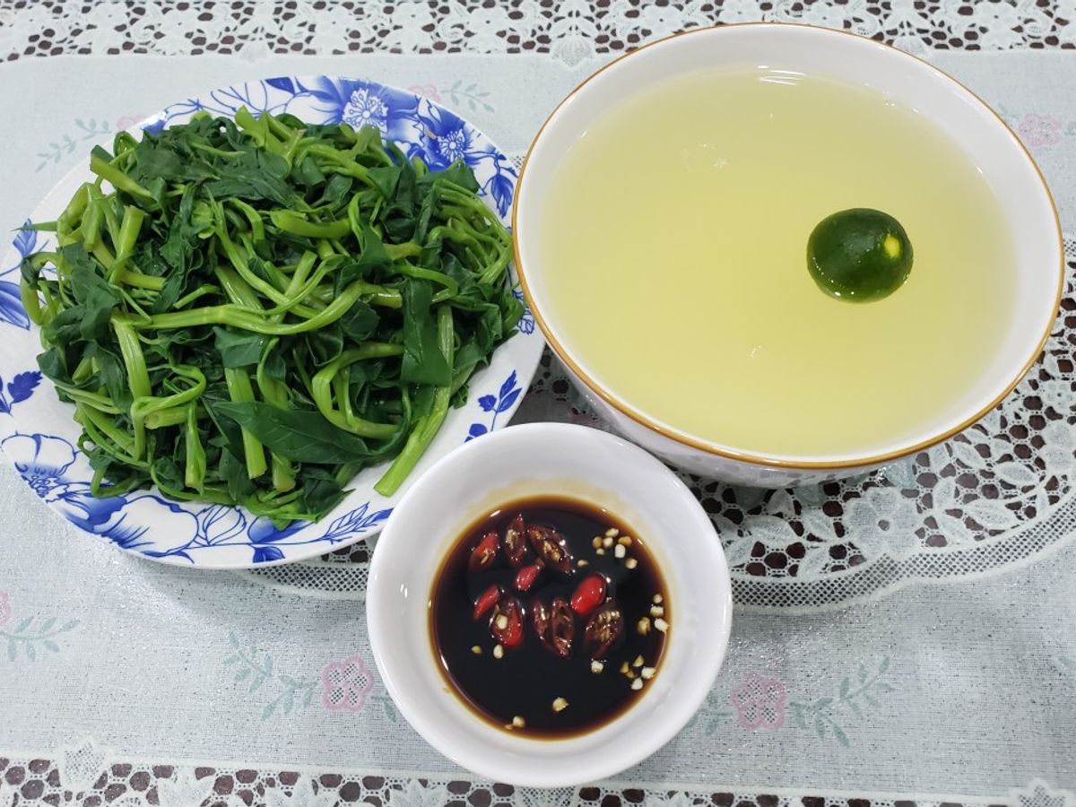 Rau muống luộc chấm nước tương