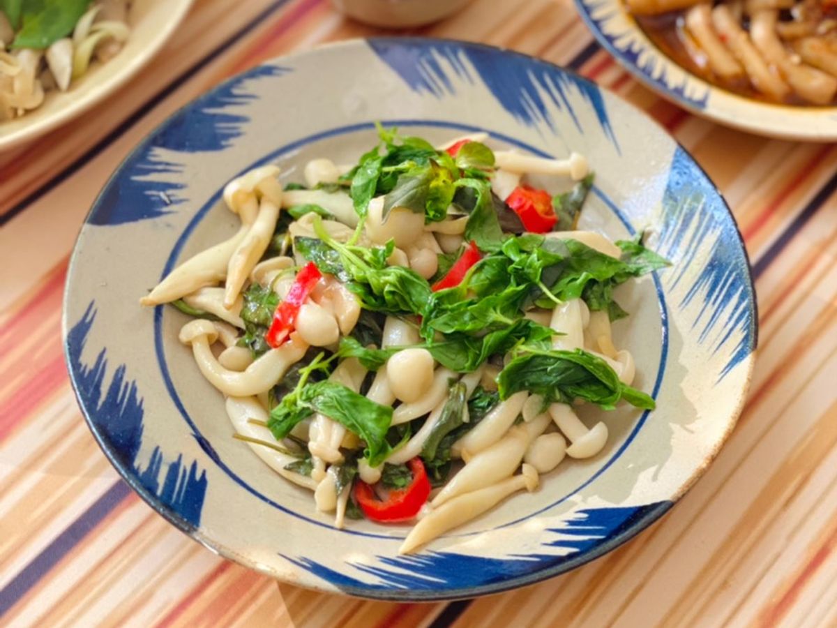 Nấm Linh Chi Xào Húng Quế Trắng