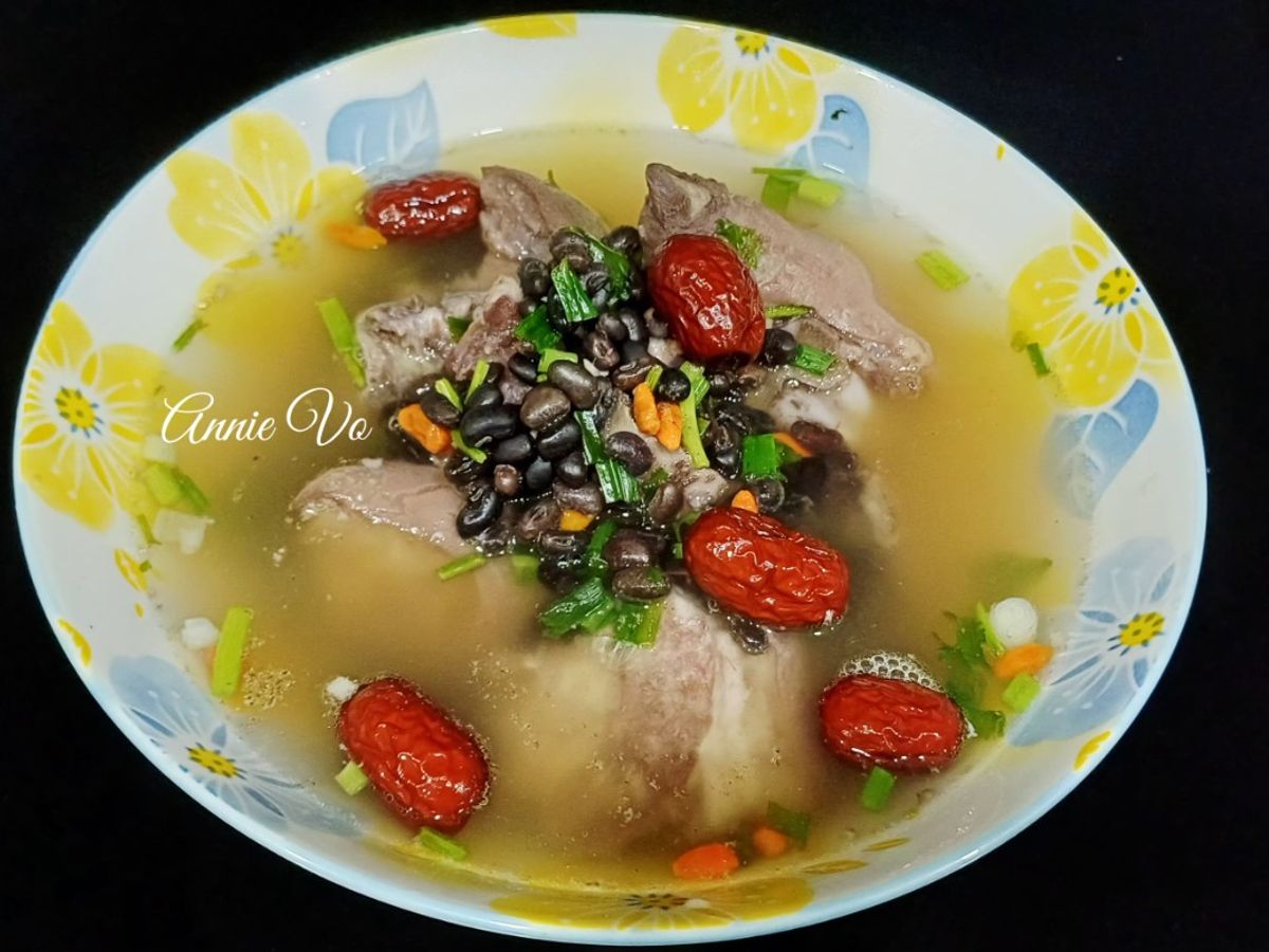 Canh giò heo nấu đậu đen táo đỏ