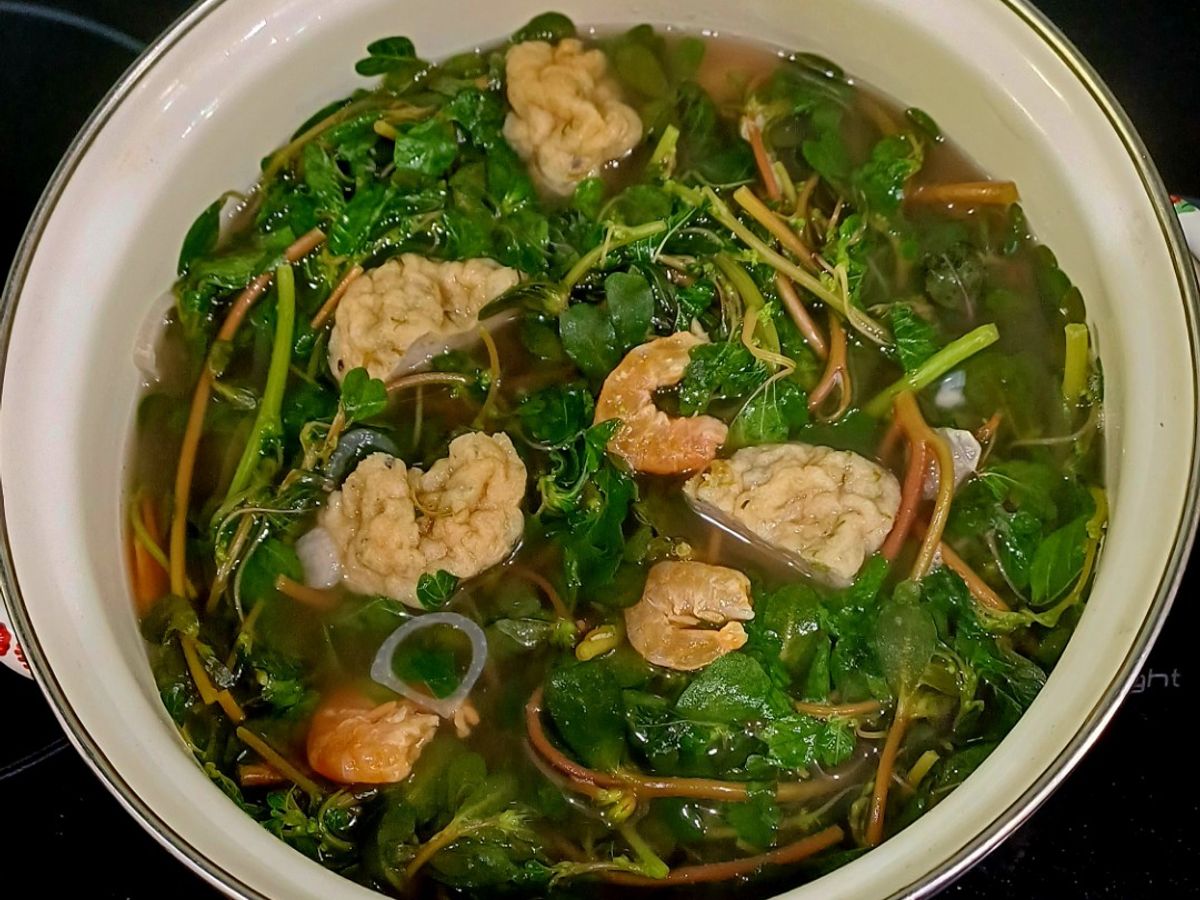 Rau dền cơm nấu tôm khô, chả cá
