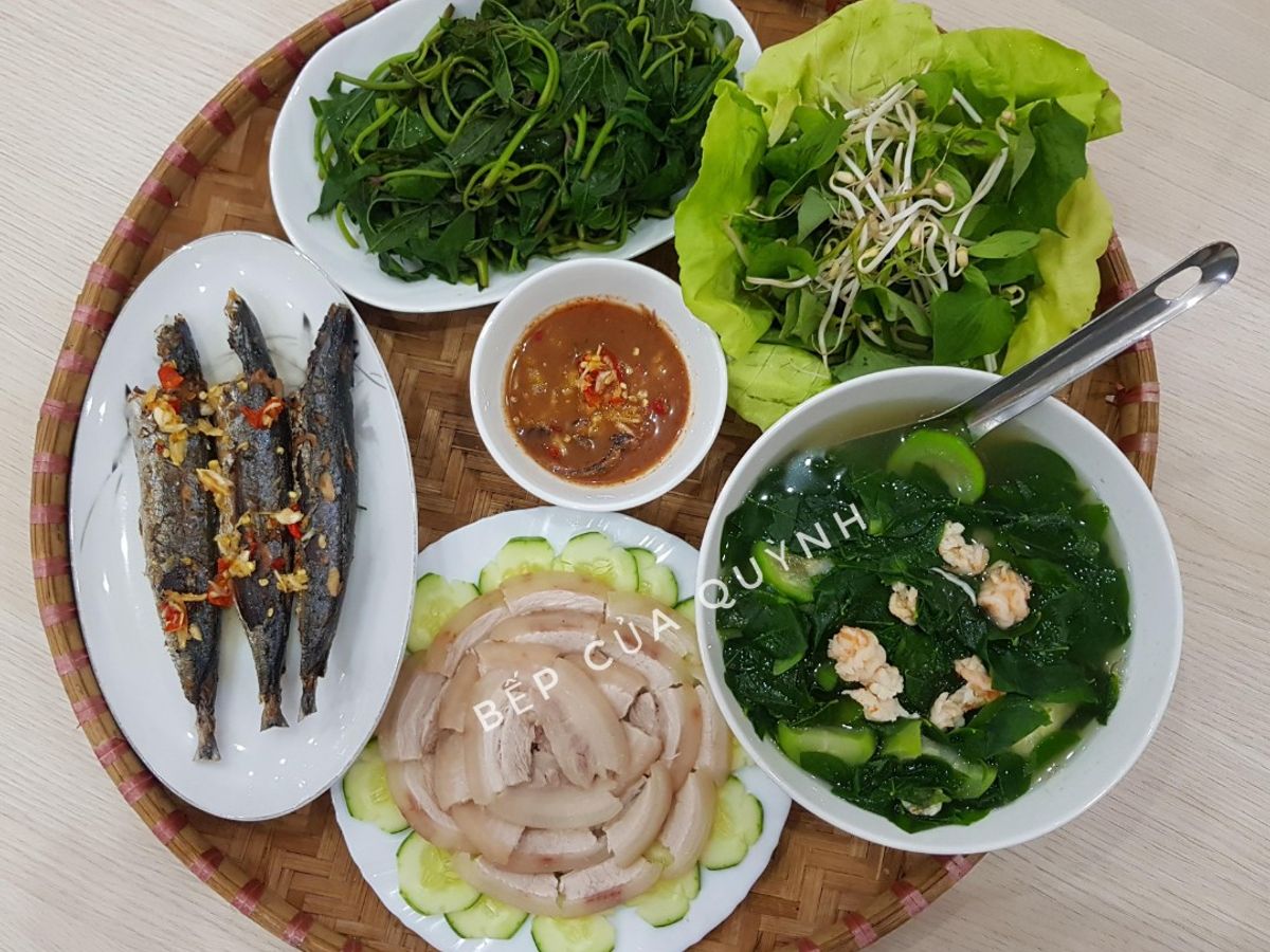 Mâm cơm mùa hè