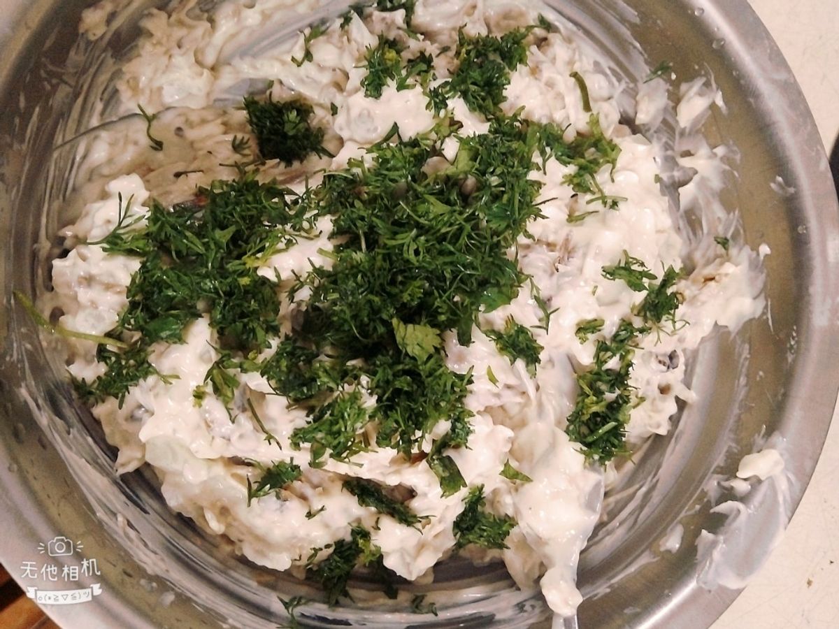 Salad cá phết bánh mì