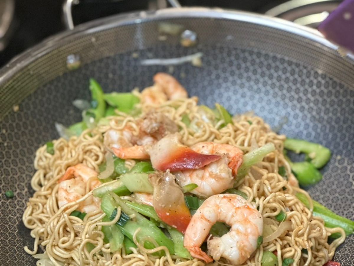 Mì gói xào hải sản