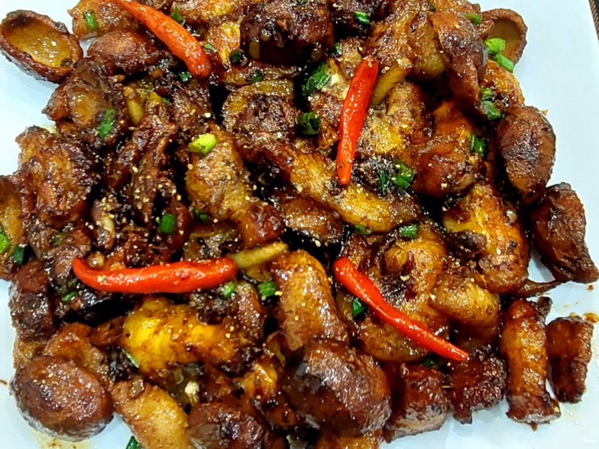 Cá tầm kho tộ với quả cọ