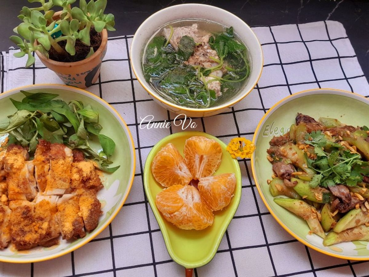 Cơm nhà với các món gà