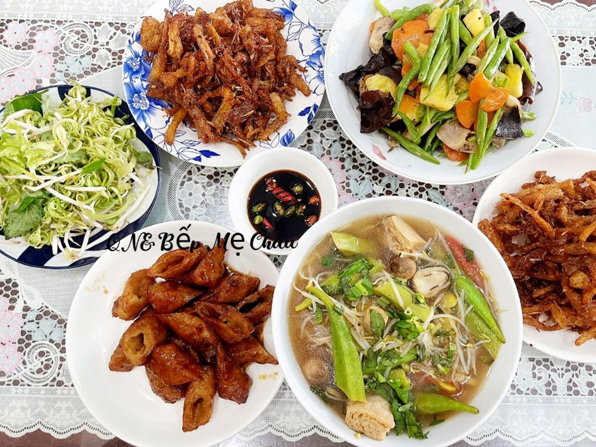 Mâm cơm chay ngày mùng 1