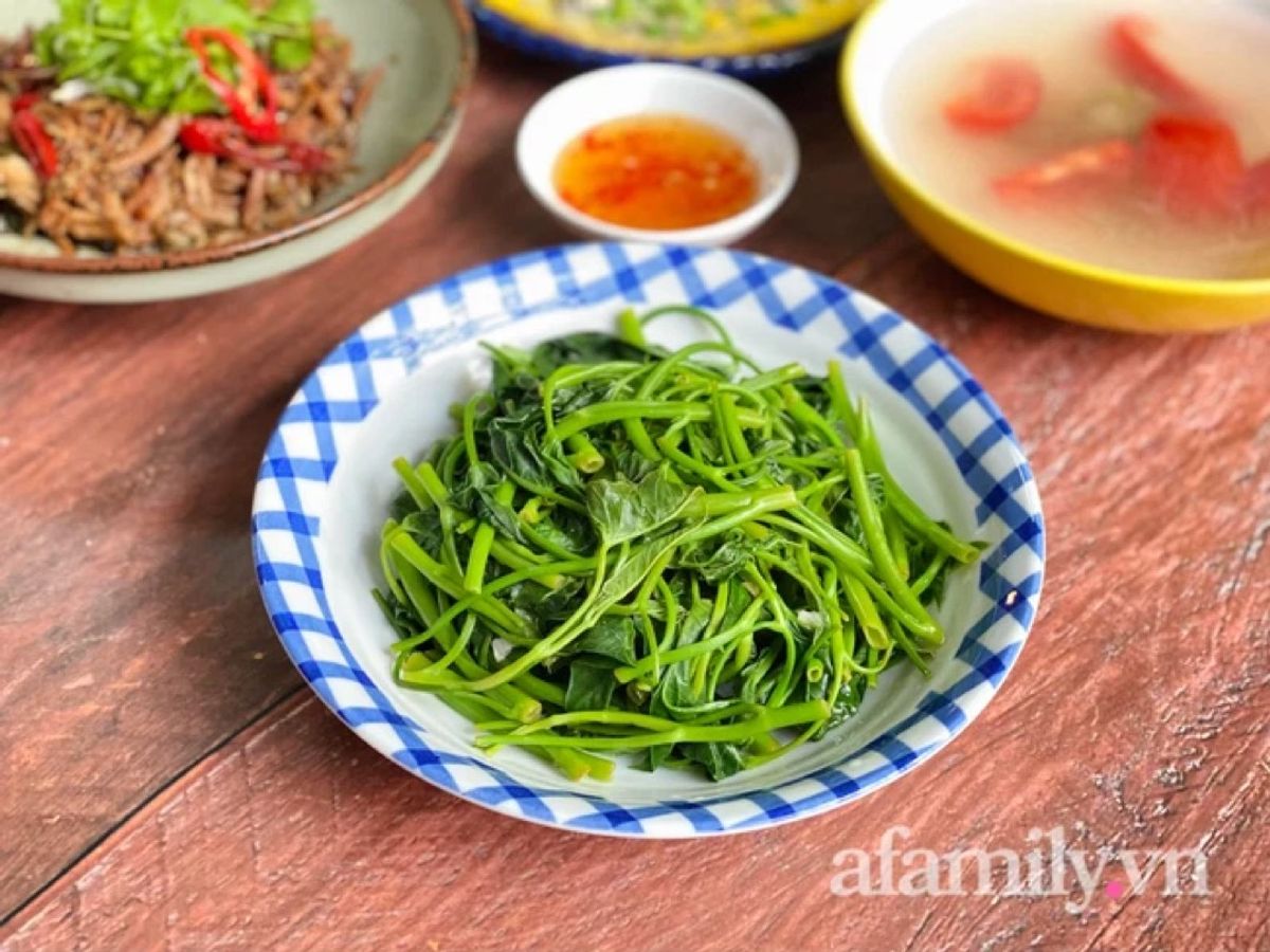 Rau Muống Luộc và Nước Luộc Rau