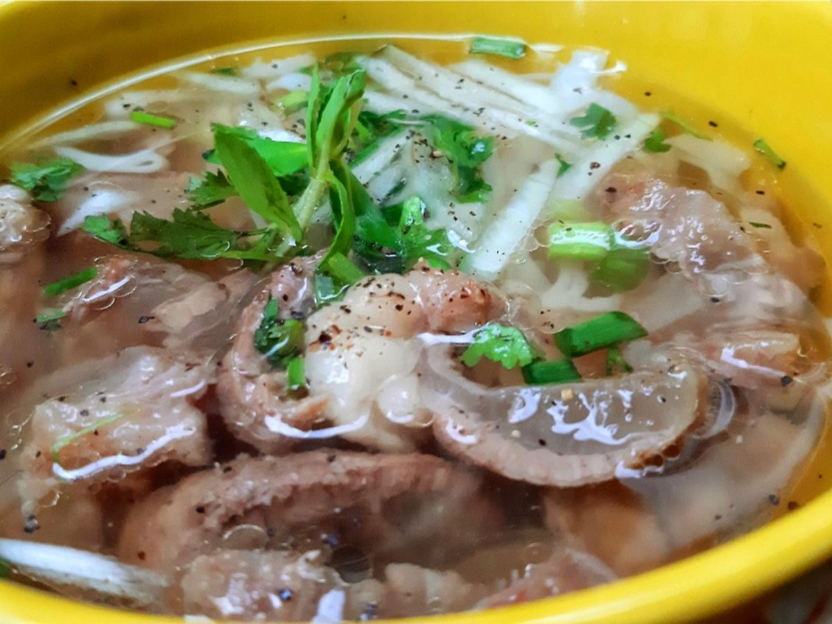 Gân bò nấu mì Chũ