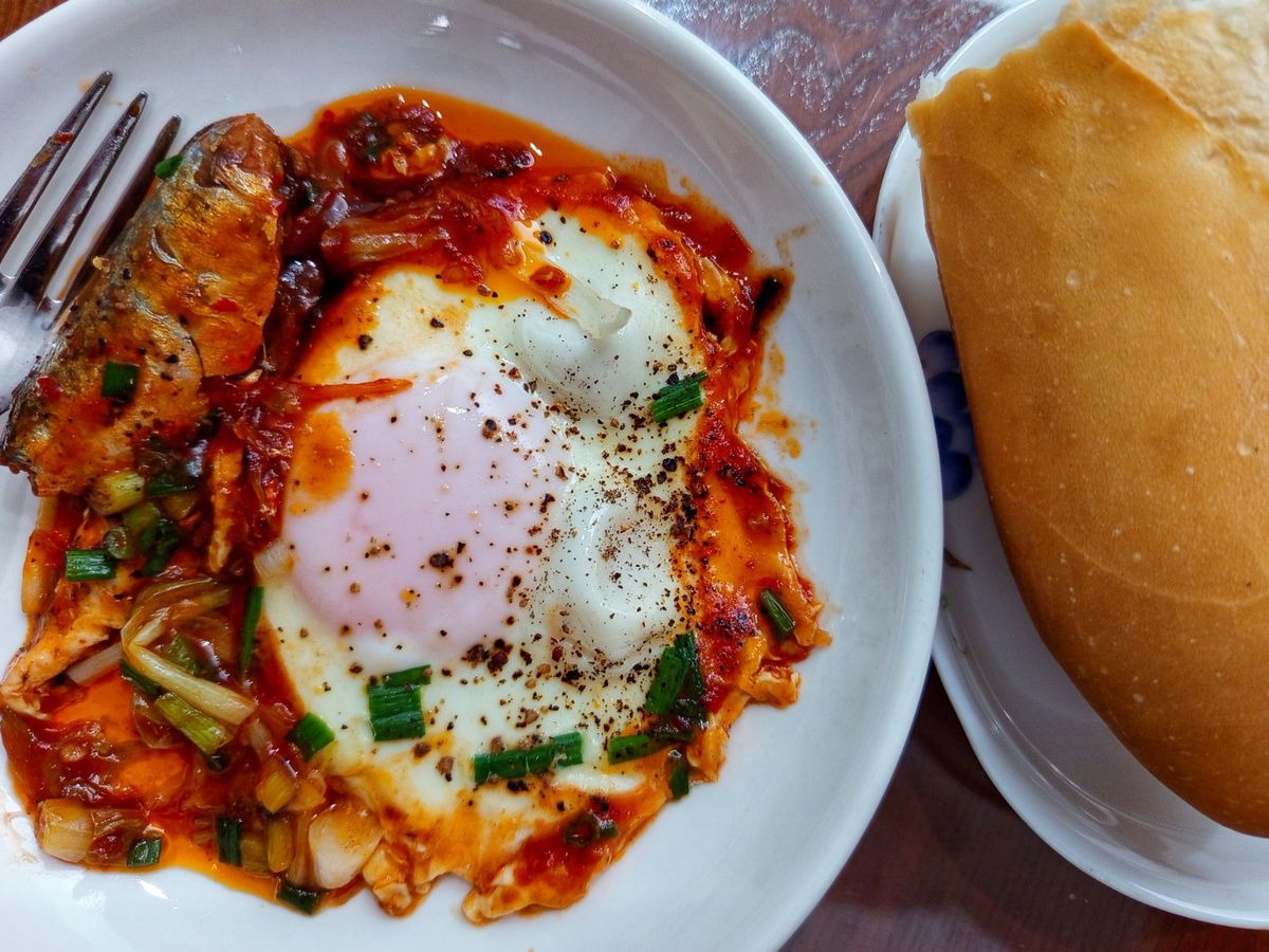 Bánh mì cá hộp ốp la