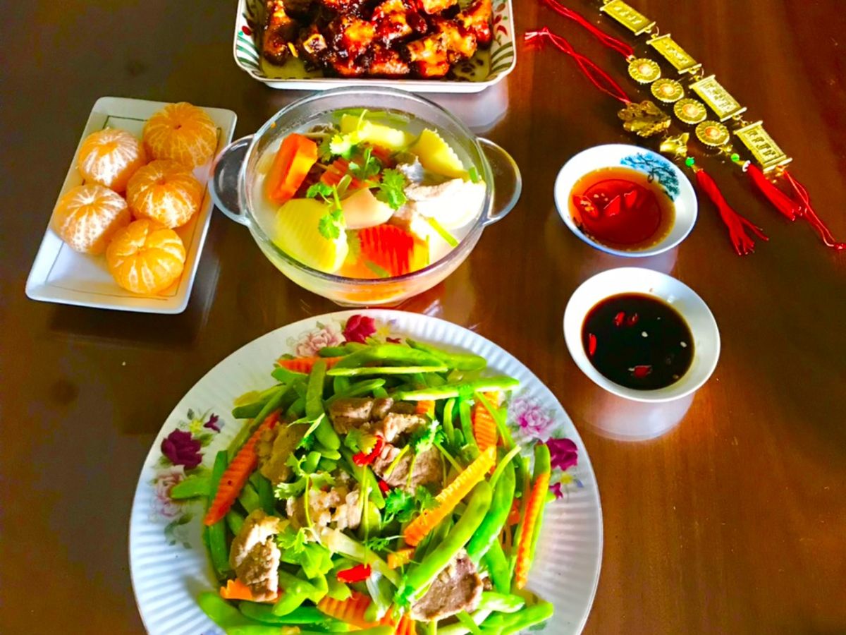 Mâm cơm ngày Tết: đậu que xào, canh giò heo hầm rau củ, sườn rim mắm sả