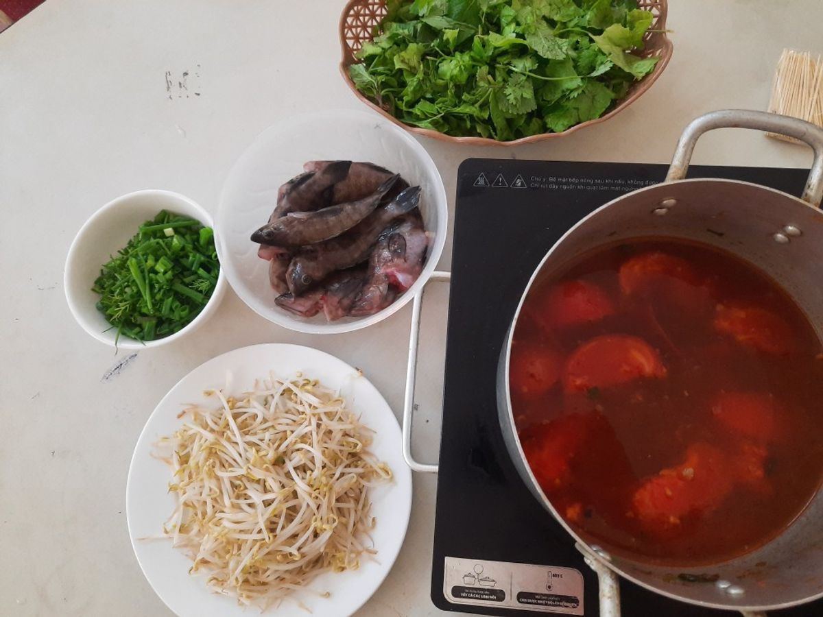 Canh chua cá mú ăn kèm giá chần