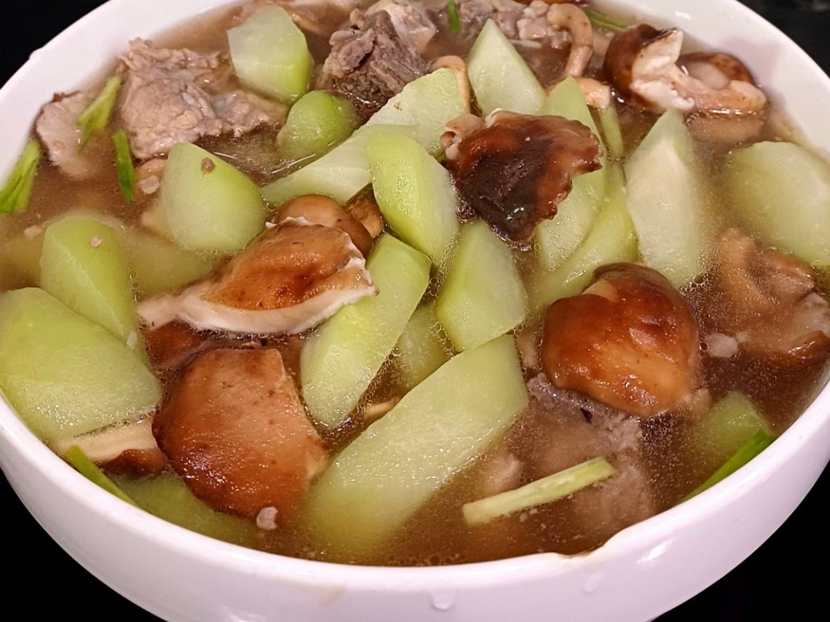 Canh sườn, su su, nấm hương tươi