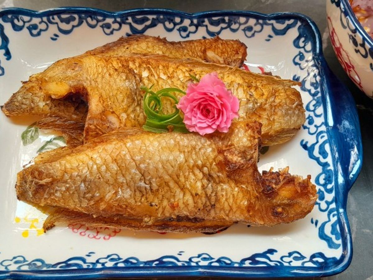 Cá mó chiên giòn chấm mắm tỏi ớt
