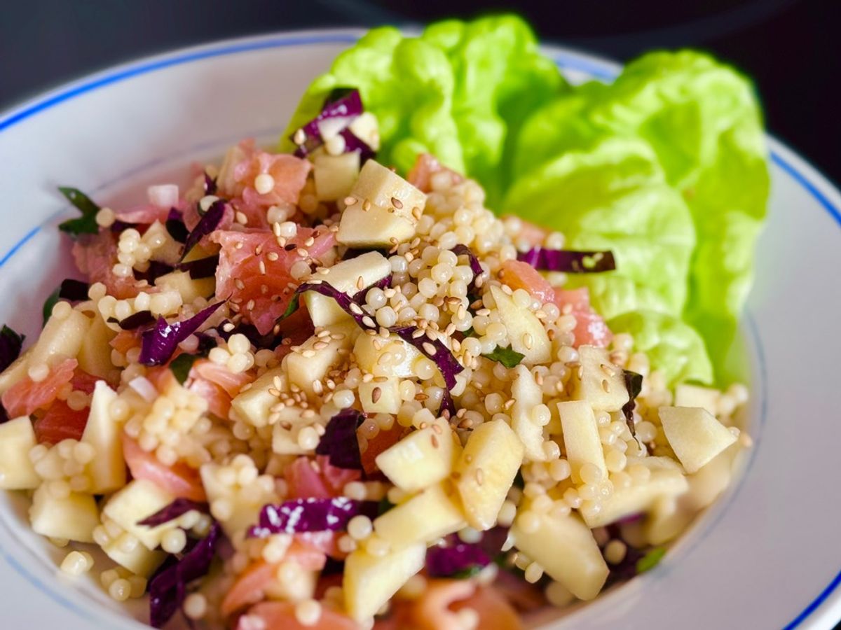 Salad Cá Hồi Xông Khói, Táo, Nui Ngọc Trai & Tía Tô