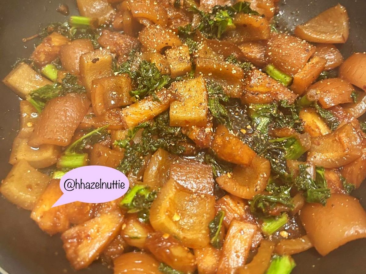 Da heo xào cải xoăn
