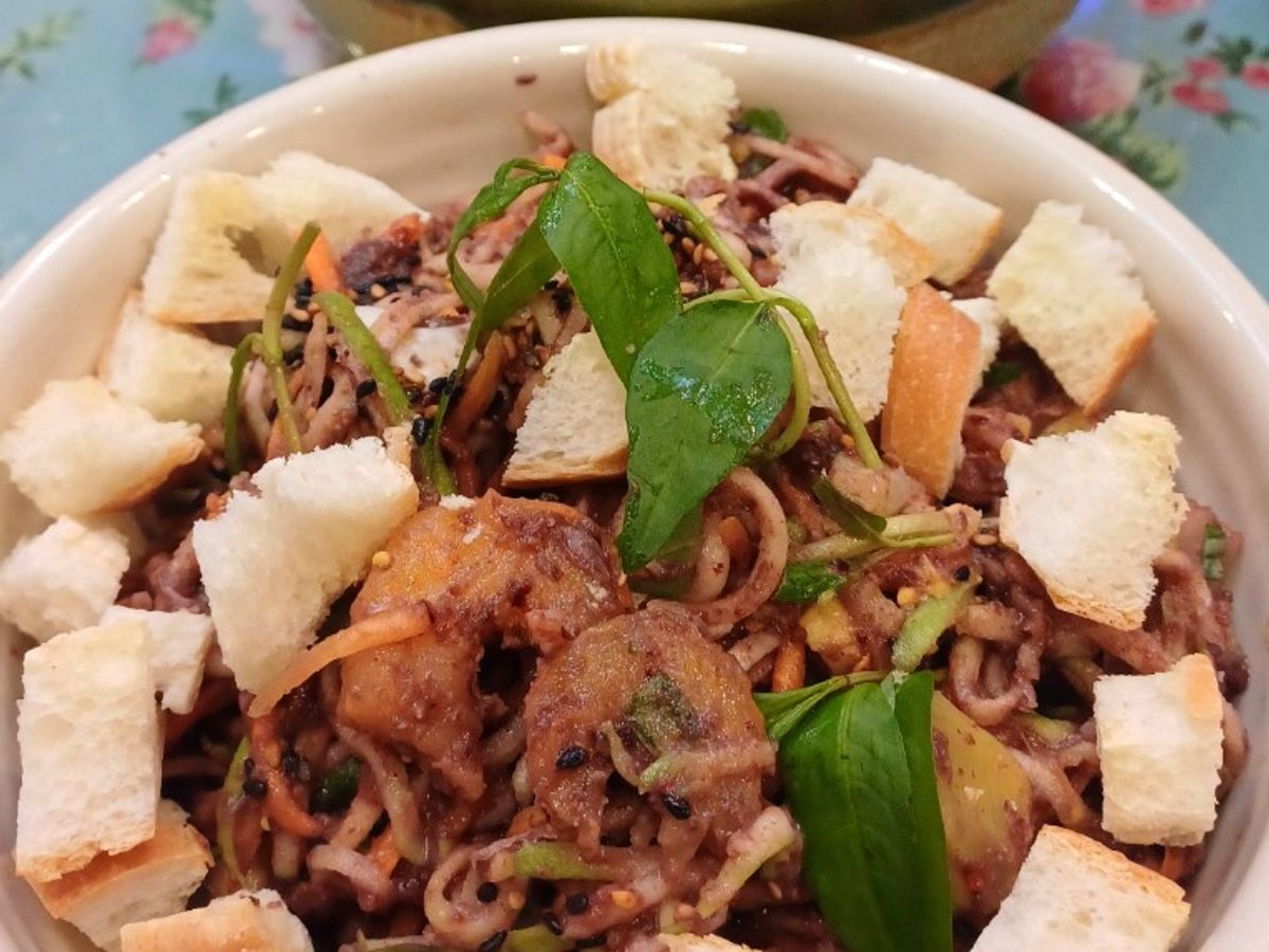 Salad ổi, tôm khô sốt dâu tằm
