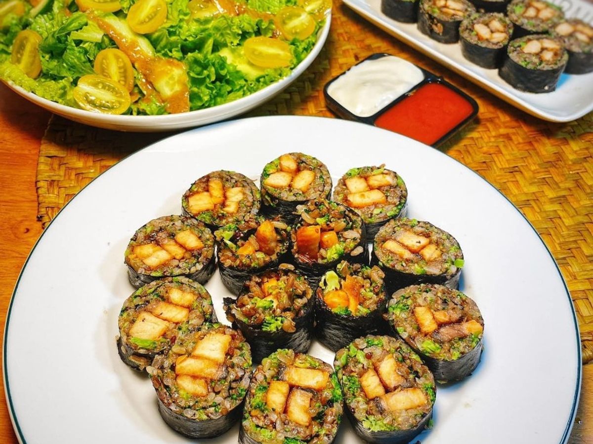 Cơm cuộn cá hồi