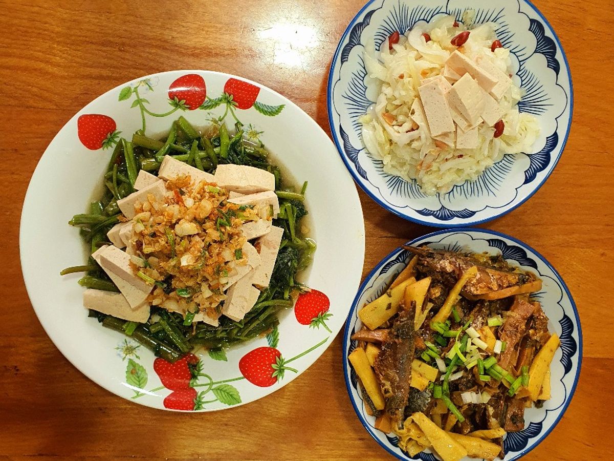 Rau muống xào chả lụa phủ tôm khô phi tỏi