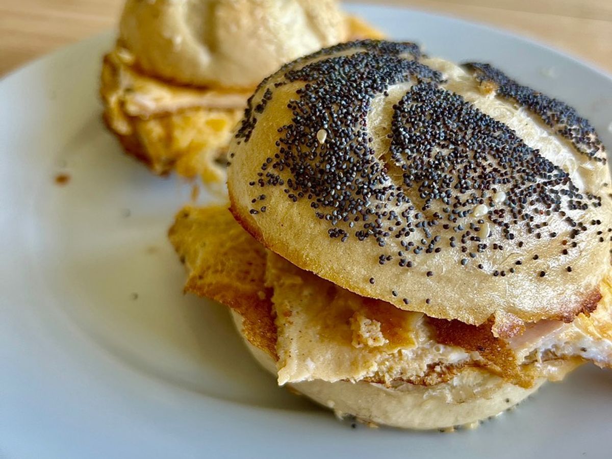 Kaiser (Kaiserbroodje) - Bánh Mì Phổ Biến Tại Hà Lan Với Trứng Và Thịt Gà Nguội
