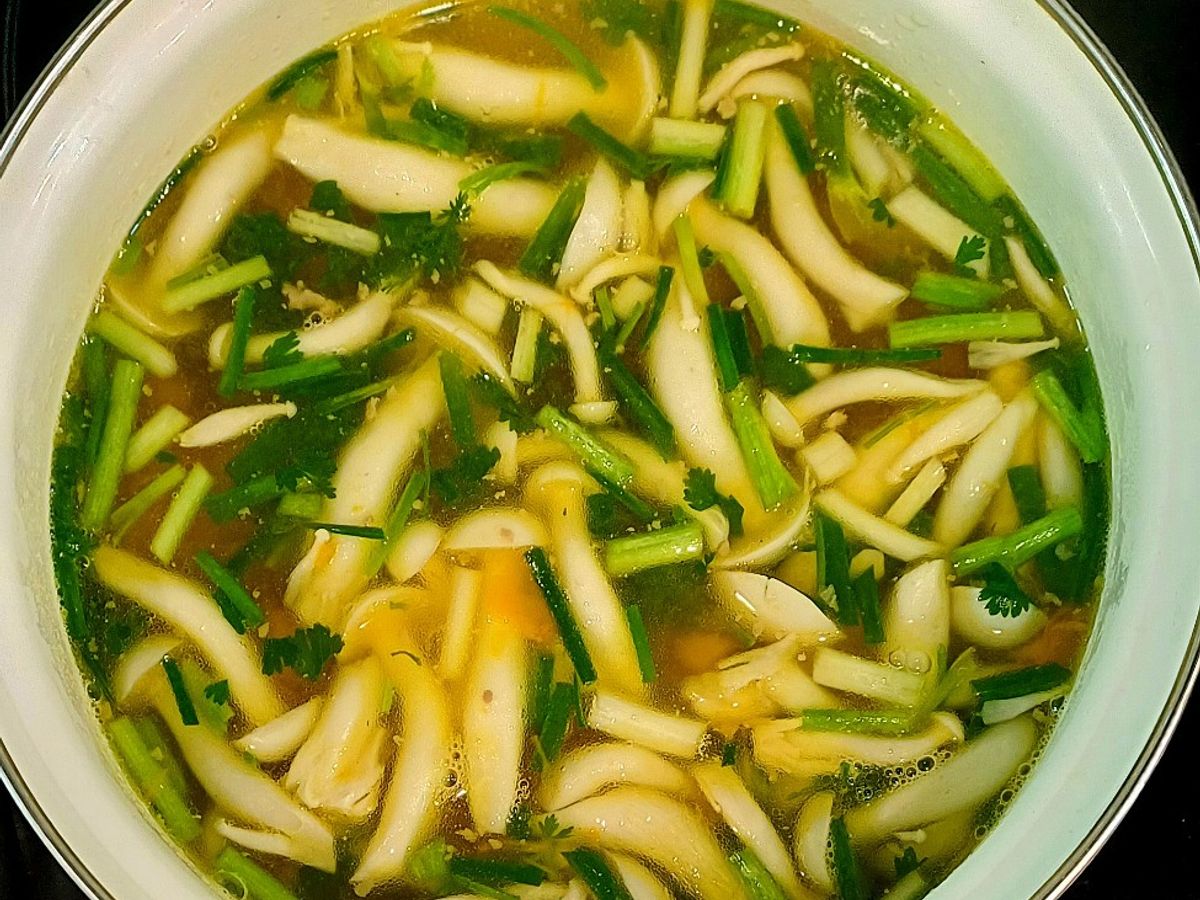 Canh bí ngô, thịt bò bằm, nấm linh chi