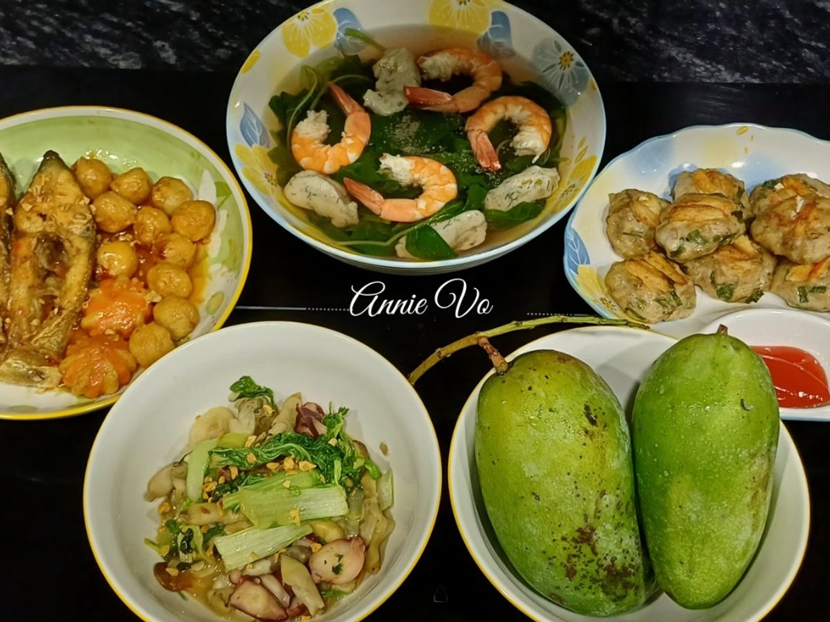 Bữa cơm với các món hải sản