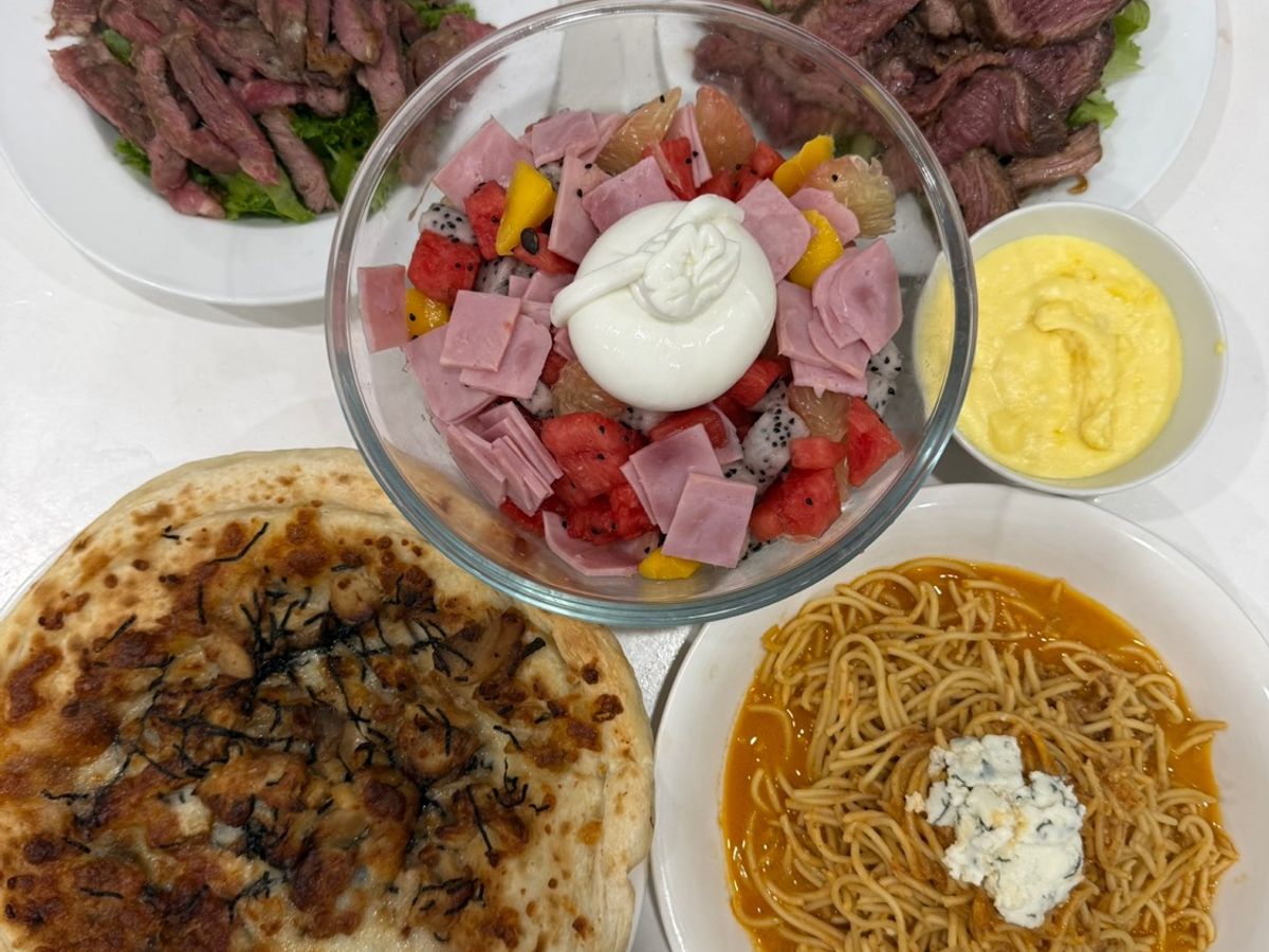 Cơm nhà với bò bít tết khoai nghiền, salad hoa quả, sốt phô mai, khoai tây chiên, pizza gà, mì ý cua