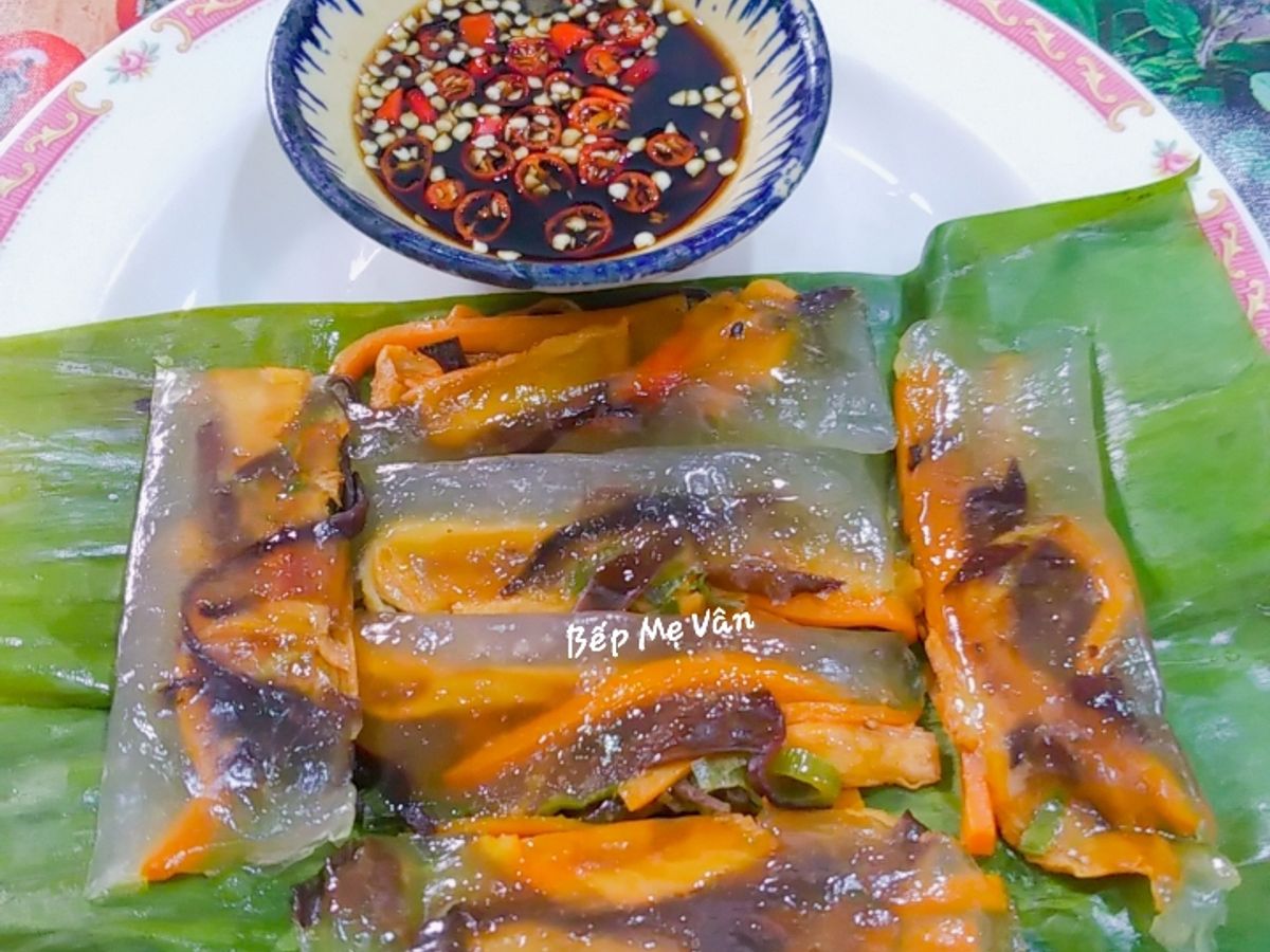 Bánh bột lọc chay nhân tàu hủ ky,nấm mèo và cà rốt