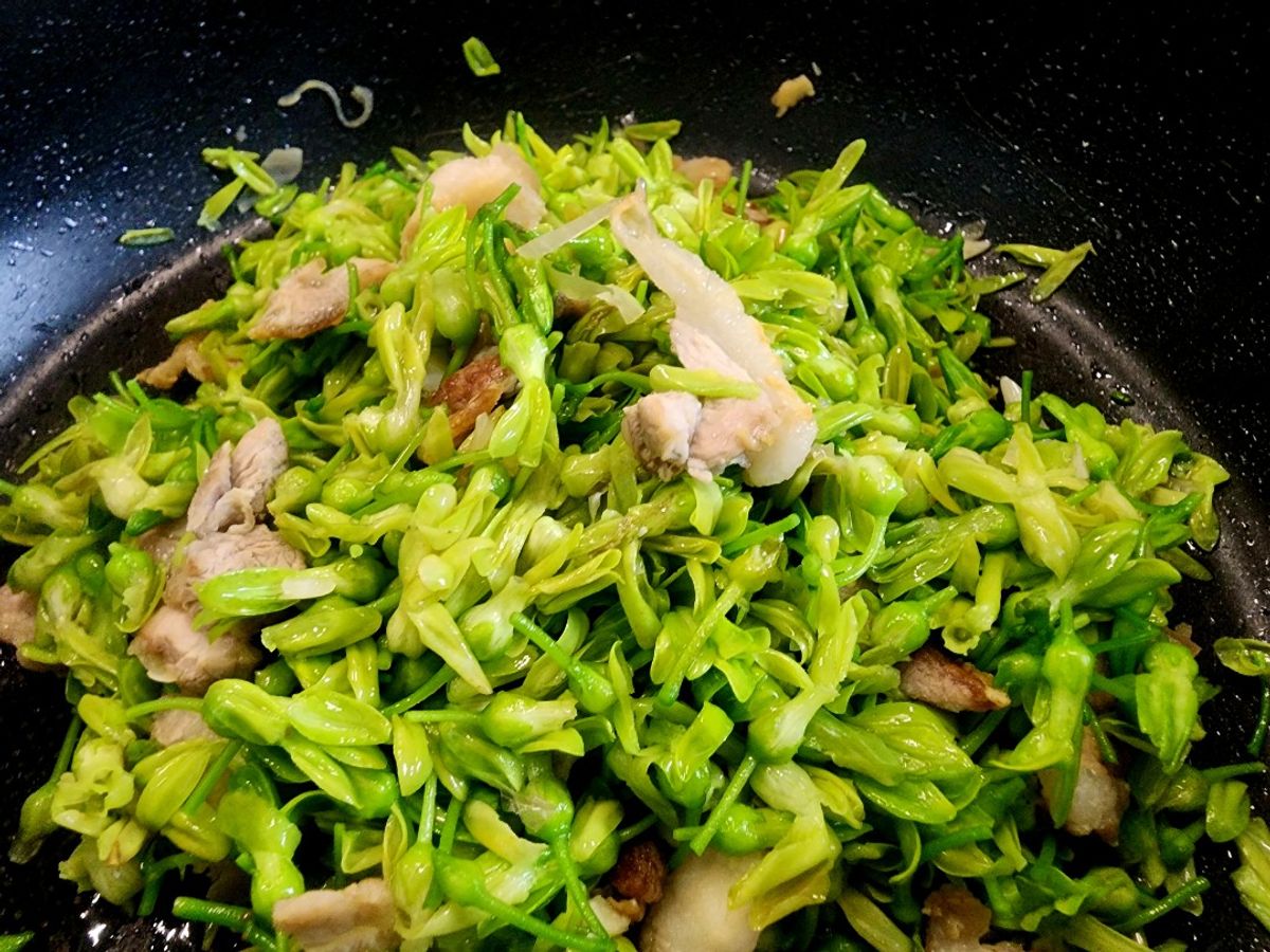 Hoa thiên lý xào thịt ba chỉ