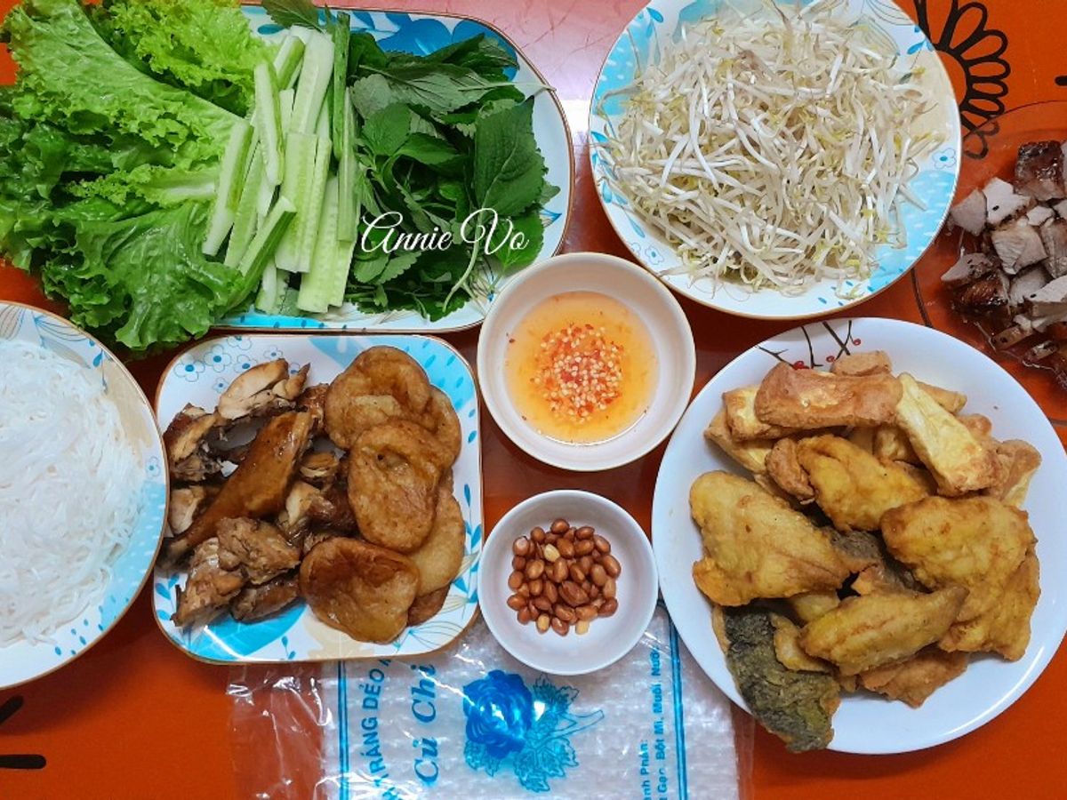 Bún cá chấm và các món ăn kèm