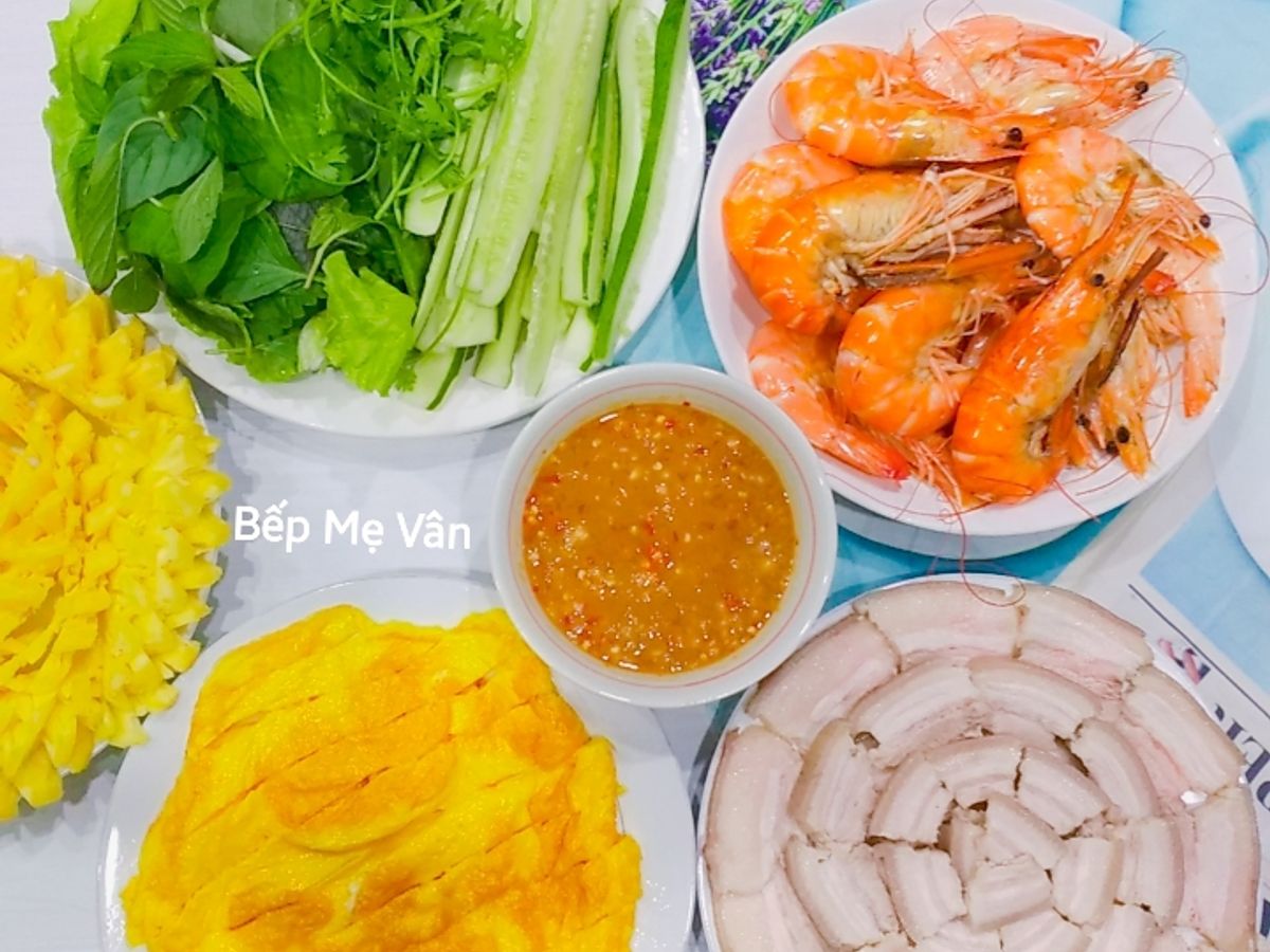 Bánh tráng cuốn thịt heo,tôm,trứng và rau