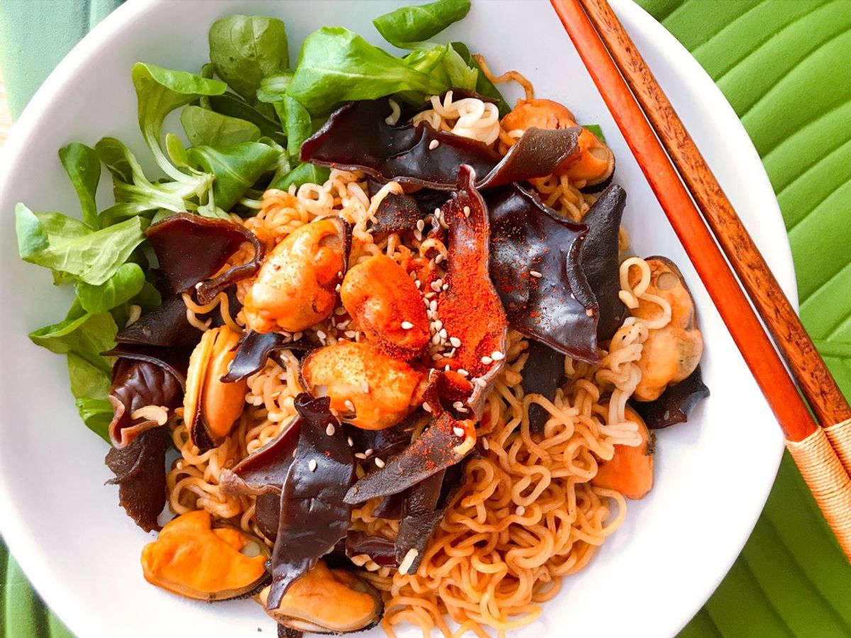 Mì Ăn Liền Xào Thịt Trai Đen (Vẹm Đen) & Mộc Nhĩ