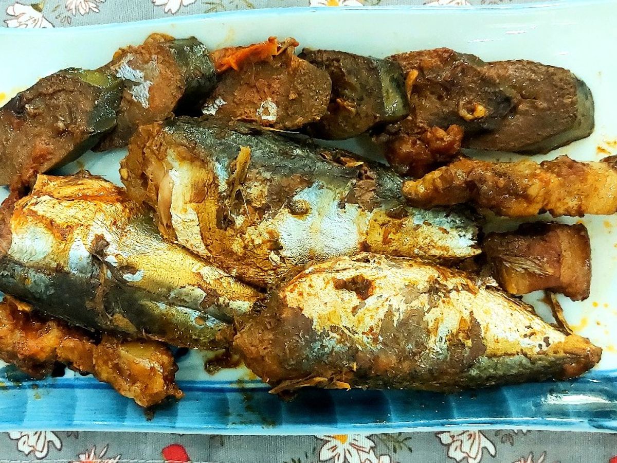 Cá ngân kho chuối xanh, cà chua