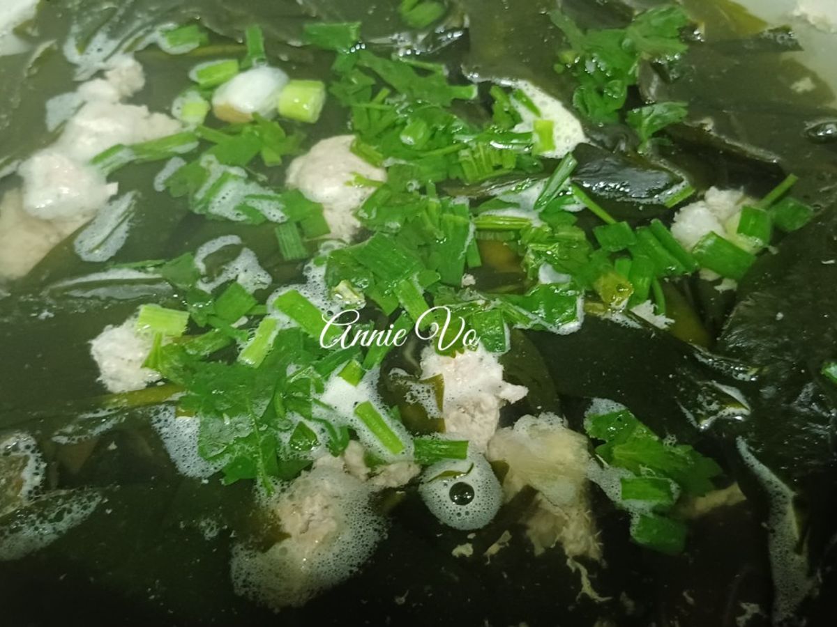 Canh rong biển nấu thịt xay