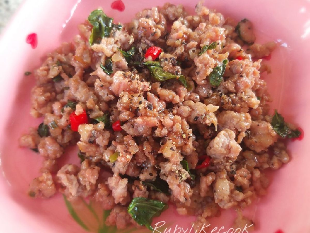 Thịt băm xào lá quế kiểu Thái