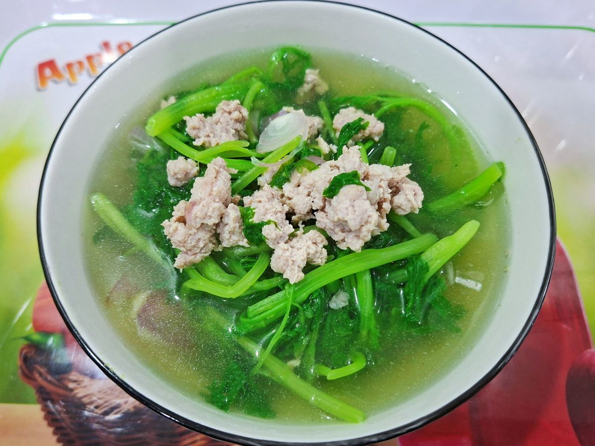 Canh cải cúc nấu thịt băm