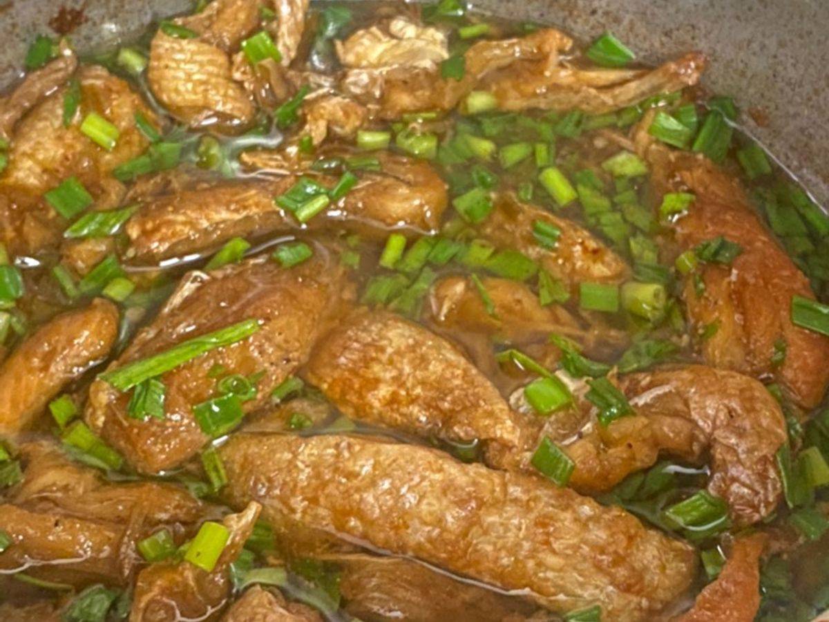 Lườn cá hồi kho cay