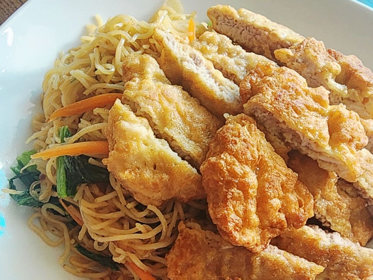 Mỳ trứng xào thịt thăn chiên giòn