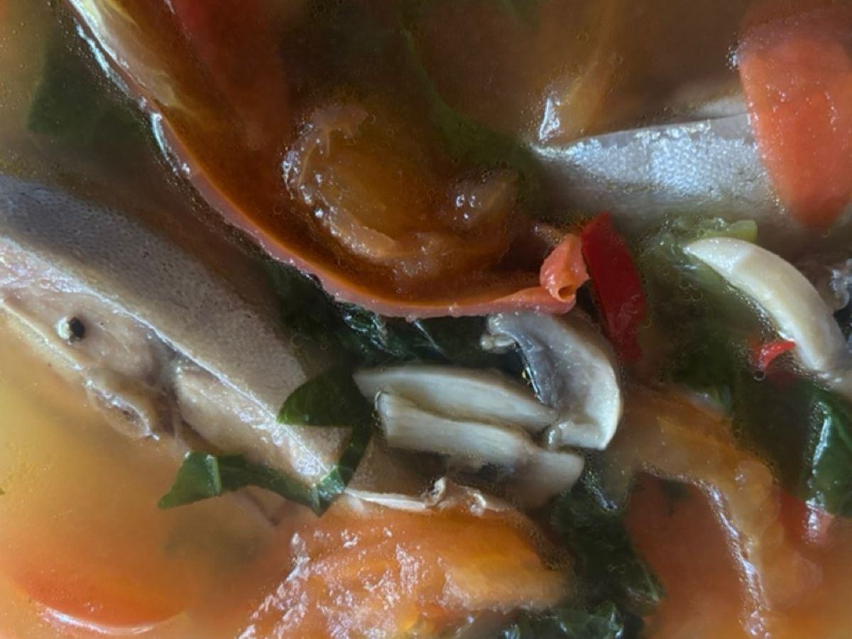Canh cá nấu suông với lá lốt