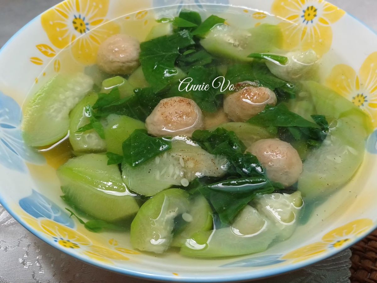 Canh mướp mồng tơi nấu bò viên