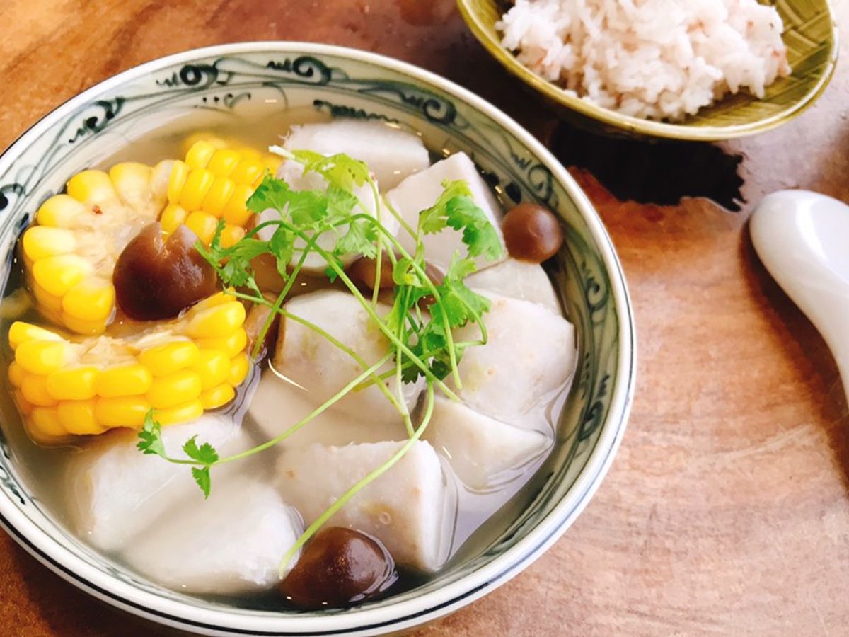 Canh khoai sọ nấu bắp và nấm