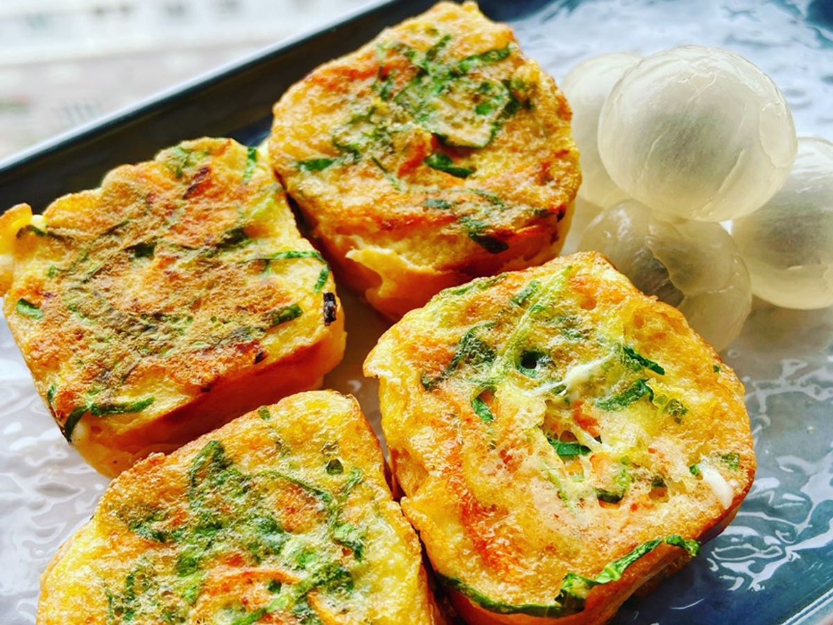 Bánh mì khô kẹp phomai lăn rau củ