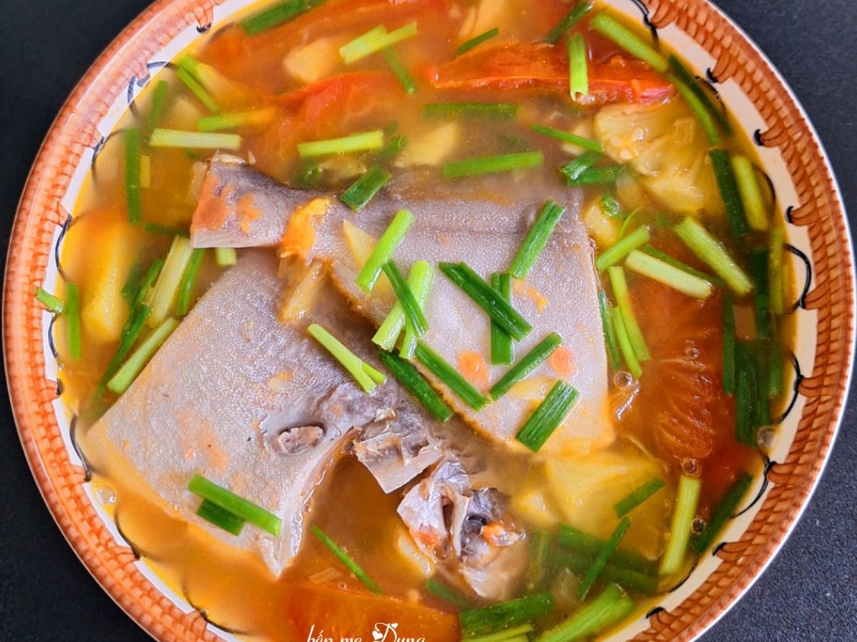 Cá chim trắng nấu thơm cà