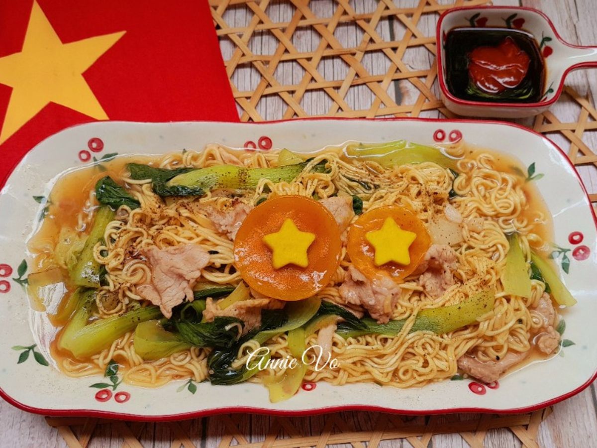 Mì gói xào thịt nạc