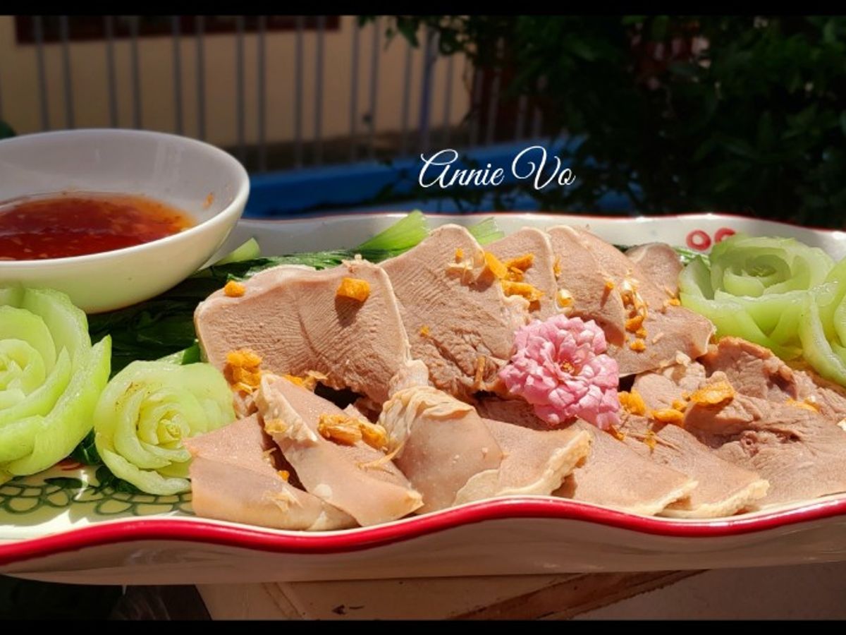 Lưỡi heo luộc chấm mắm gừng